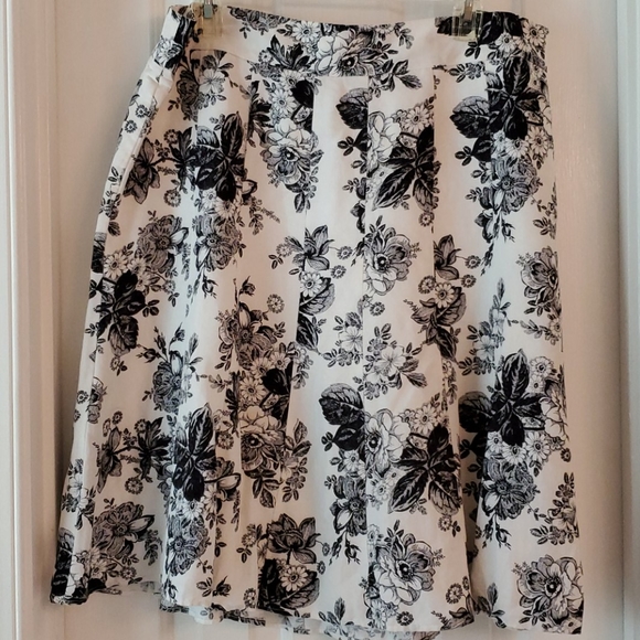 LOFT Dresses & Skirts - LOFT black/ white print linen skirt
